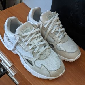falcon tripple white size 8 addidas